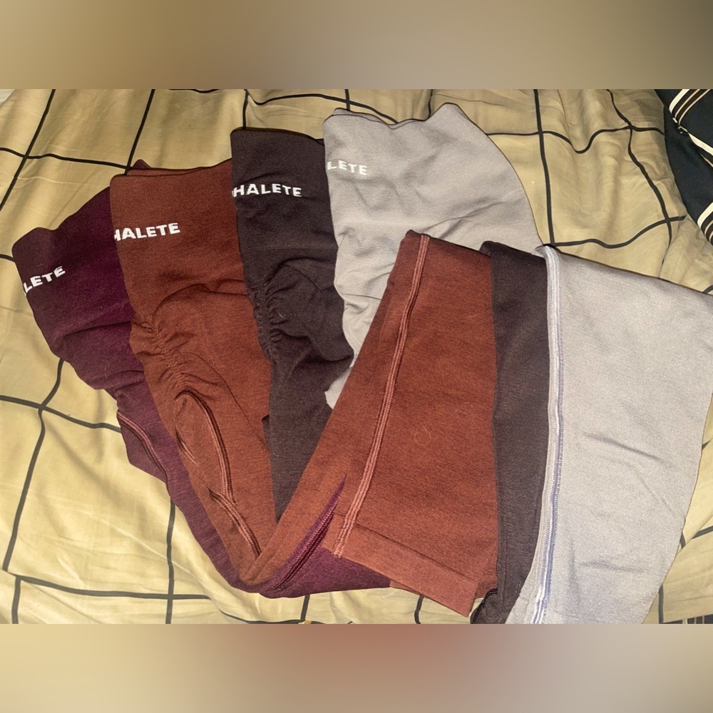 4 pair, NEVER WORN. Alphalete Amplify leggings. Booty scrunch. All size small.